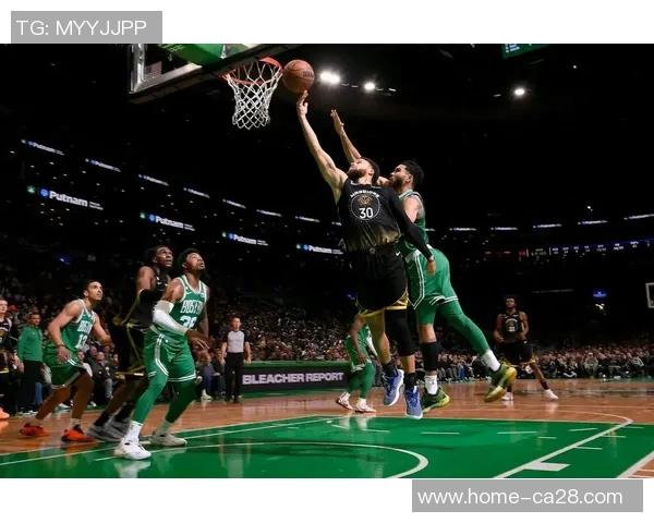 骑士与凯尔特人激战正酣NBA赛季精彩对决引发球迷热议 骑士与凯尔特人激战正酣NBA赛季精彩对决引发球迷热议